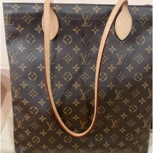 Louis Vuitton tote in monogram. Barely used and no scratches, clean interior.